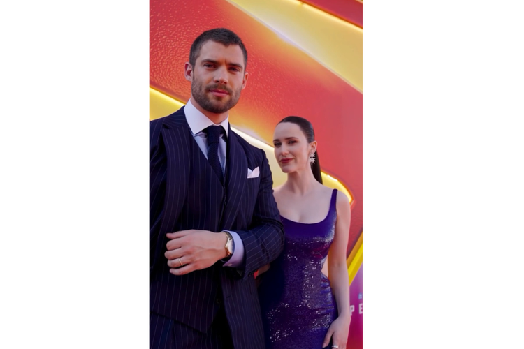 Rachel Brosnahan, Superman, Superman 2025, superman 2025, film superman 2025, cast film Superman 2025, premiere superman 2025, Gaya Rachel Brosnahan di Premiere Superman 2025, Pakai Dress Ungu, 1. Gaun Ralph Lauren, 2. Referensi dari komik All-Star Superman, 3. Aksesori dan gaya rambut, 4. Riasan lipstik pink, 5. Matching dengan Superman