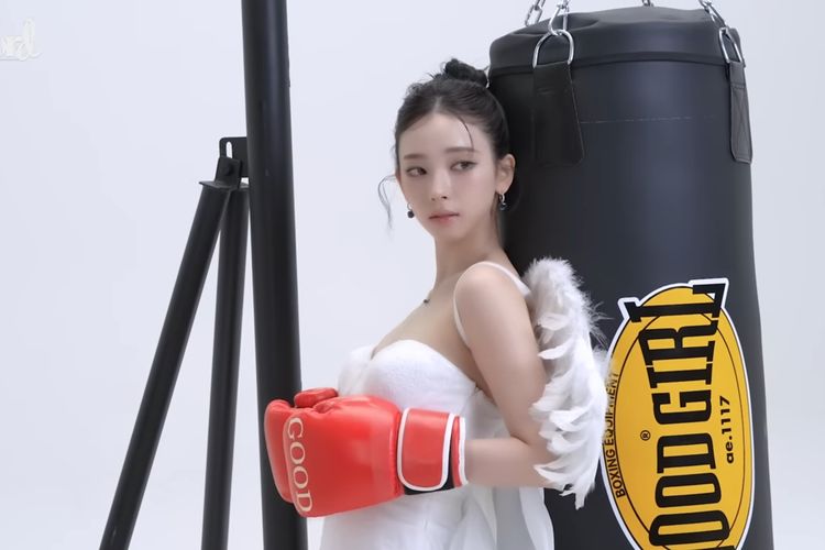 aespa, Karina Aespa, Konser aespa, synk aexis line, member aespa, 7 Style Karina aespa Saat Syuting VCR Konser ‘SYNK: aeXIS LINE’, Kenakan Gaun Pengantin, 1. Gaun pengantin off-shoulder putih, 2. Lace ala pengantin, 3. Rambut updo, 4. Makeup natural, 5. Perhiasan minimalis, 6. Sarung tinju, 7. Pose humor