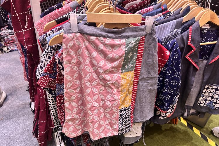 INACRAFT 2026, Bawa Uang Rp 300 Ribu, Dapat Apa Saja di INACRAFT 2026?, 1. Baju batik , 2. Kain jarik, 3. Sandal kasual hingga motif batik, 4. Daster bordir dan batik tulis, 5. Skort batik, 6. Aksesori dan gantungan kunci, 7. Vest batik   Produk UMKM yang ada di INACRAFT 2026 di Jakarta Convention Center, Jakarta Pusat, Rabu (4/2/2026)., 8. Tas dan dompet rajut