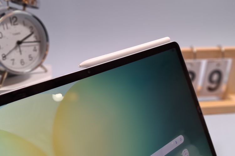 Samsung, Galaxy Tab S10 FE, tablet Samsung, Galaxy Tab S10 FE Plus, tablet samsung, fitur AI, hands-on samsung, Mencoba Samsung Galaxy Tab S10 FE Series, Tablet Menengah dengan Keyboard dan Stylus, Dilengkapi Stylus Pen dan AI Keyboard, Fitur AI Solve Math dan Handwriting Help, Pakai chipset Exynos 1580, Harga Galaxy Tab S10 FE dan S10 FE Plus di Indonesia