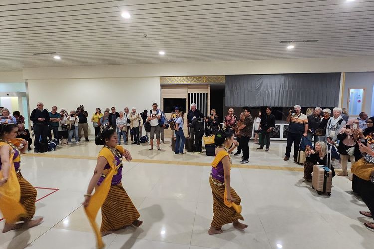 Bandara YIA, turis Selandia Baru, Pesawat besar di Bandara YIA, 126 Turis dari Selandia Baru Mendarat di YIA Naik Pesawat Besar Airbus A330