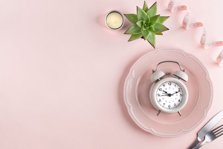 asam lambung, GERD, asam lambung naik, intermittent fasting adalah, asam lambung tinggi, diet intermittent fasting, tips jalani intermittent fasting bagi penderita asam lambung, tipa bagi penderita asam lambung, tips diet IF, apakah intermittent fasting aman untuk asam lambung, apa itu intermittent fasting, diet if pemula, diet if yang benar, pengidap asam lambung, Tips Diet Intermittent Fasting untuk Asam Lambung Menurut Dokter, 1. Pilih jenis puasa yang tidak terlalu ketat, 2. Atur durasi puasa yang masuk akal, 3. Perhatikan pola dan jenis makanan, 4. Dukung dengan gaya hidup sehat