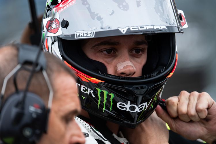 MotoGP, nasal dilator, pernapasan pebalap, performa balap, Mengapa Pebalap MotoGP Kerap Pakai Plester di Hidung?