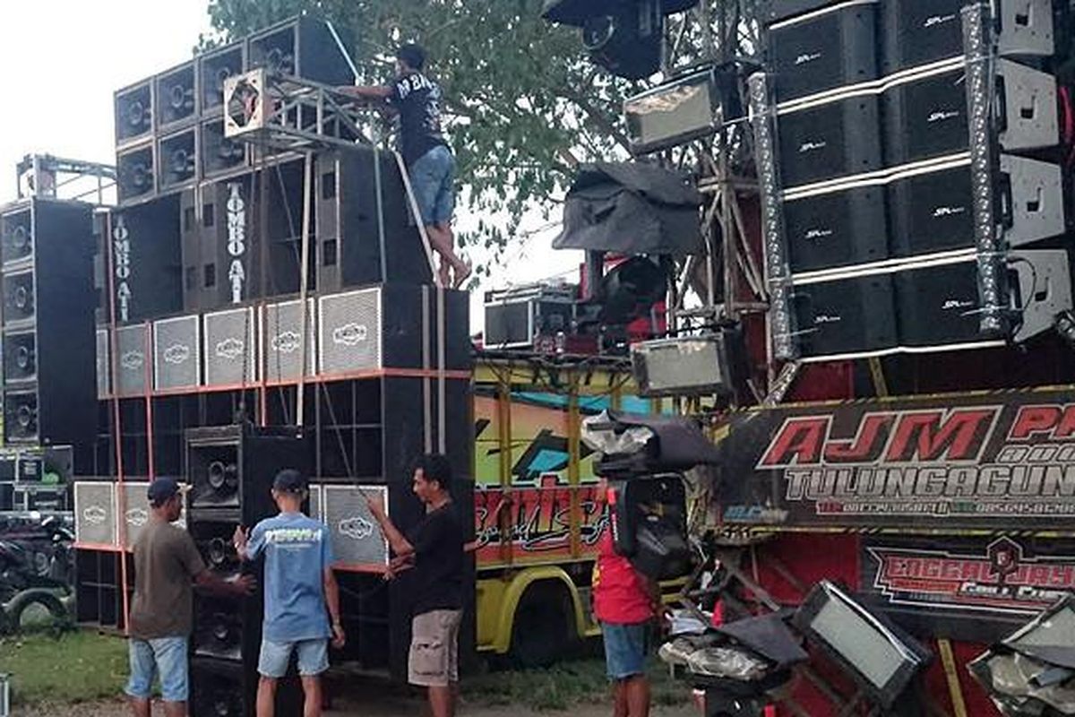 sound horeg, Jawa Timur, Malang, Blitar, Sound Horeg, larangan sound horeg, Polemik Sound Horeg, di Malang Warga Diimbau Ngungsi, Blitar Malah Mau Lomba, Bupati Blitar Dukung Sound Horeg, Usulkan Festival Resmi, Dampak Ekonomi dan Sosial Dinilai Positif, Sound Horeg Menyerap Tenaga Kerja, Di Kabupaten Malang, Festival Sound Horeg Digelar, Warga Mengungsi, Polisi dan MUI Sudah Keluarkan Imbauan soal Sound Horeg