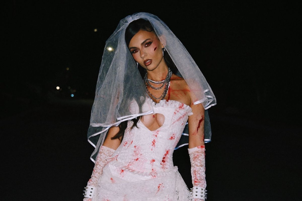 halloween, Kim Kardashian, Megan Thee Stallion, Victoria Justice, kostum halloween, inspirasi kostum Halloween, apa itu halloween, north kardashian, chloe bailey, Gaya 7 Selebritas Merayakan Halloween 2025, Victoria Justice Jadi Pengantin Zombie, 1. Megan Thee Stallion, 2. Chlöe Bailey, 3. Janelle Monáe, 4. Victoria Justice, 5. Busy Philipps, 6. Kim Kardashian, 7. Keke Palmer