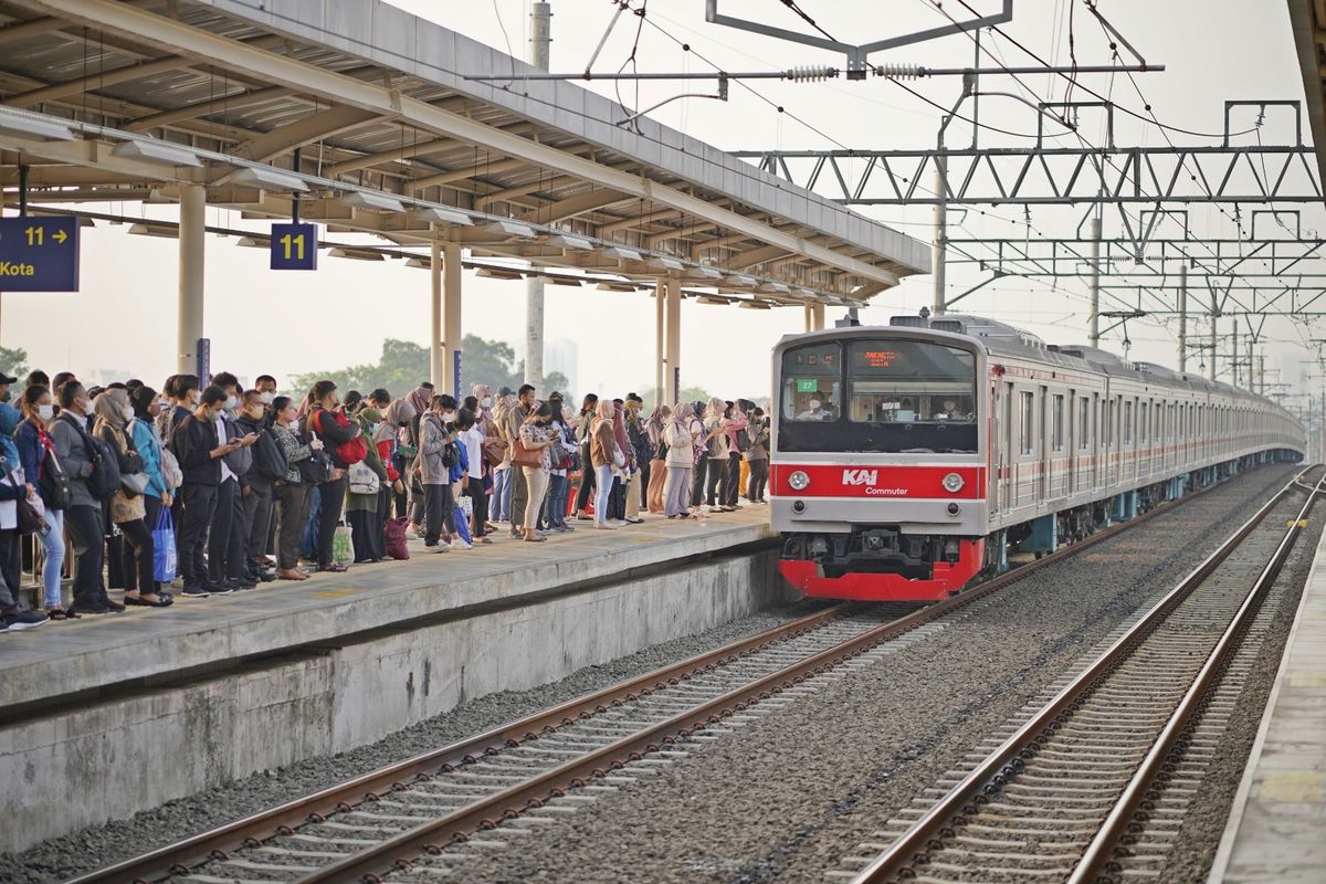 demo hari ini di jakarta, transportasi di jakarta, kondisi jalur krl hari ini, kondisi krl jabodetabek hari ini, update jadwal krl jabodetabek, Seluruh Stasiun KRL Jabodetabek Tetap Beroperasi Normal Hari Ini