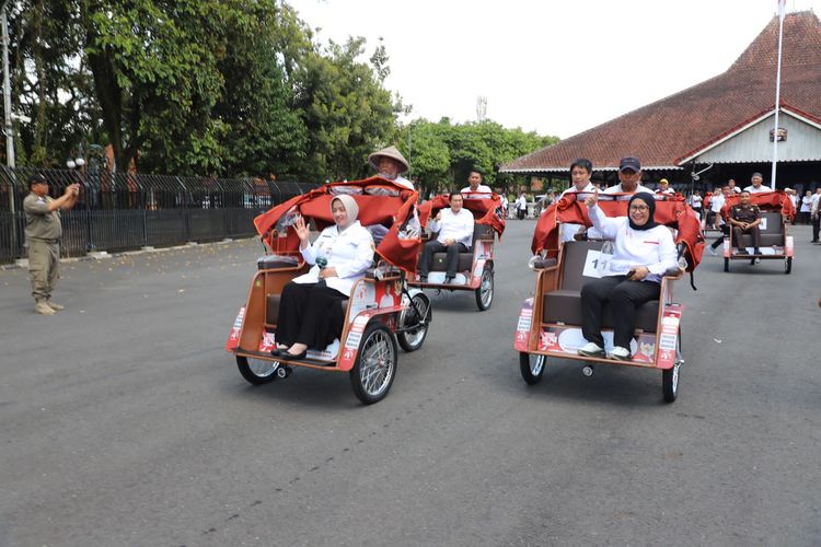 becak listrik, BERITA FOTO: Penampakan Becak Listrik Bantuan Presiden Prabowo, Produksi becak listrik, Komitmen penggunaan teknologi listrik, Pengemudi becak usia lanjut, Realisasi program becak listrik di daerah, Dampak positif keberadaan becak listrik, Meringankan beban fisik tukang becak