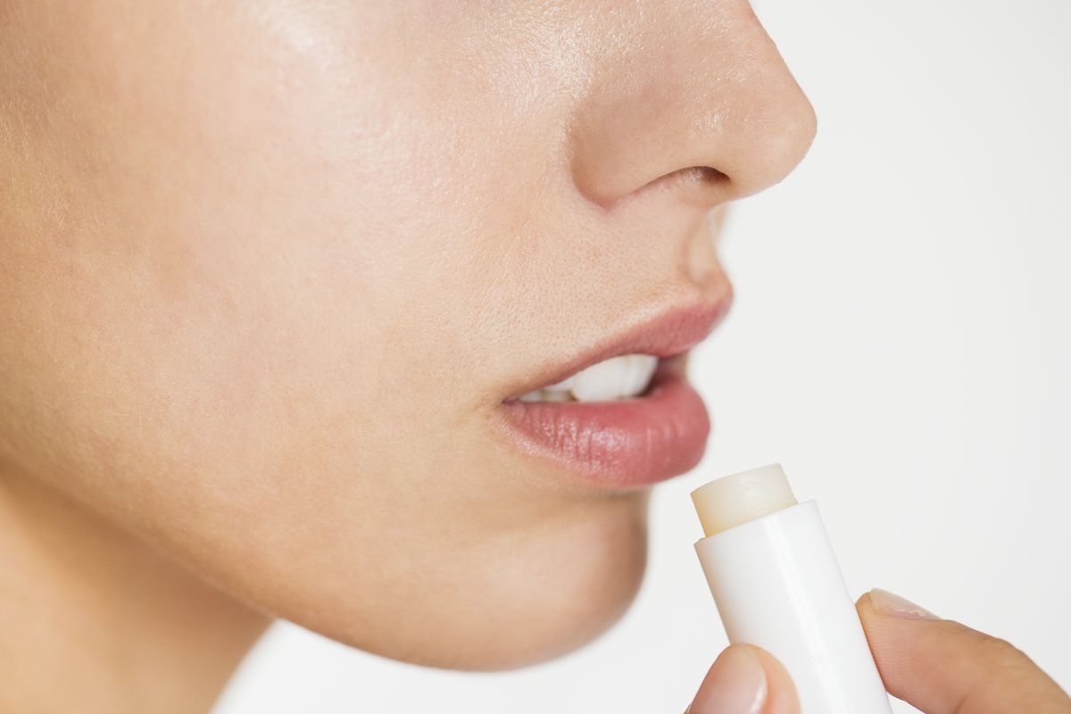 lip balm, 5 Kandungan Lip Balm yang Harus Dihindari agar Bibir Tak Kering, 1. Pewangi dan perasa, 2. Mentol, kamper, dan fenol, 3. Asam Salisilat , 4. Minyak esensial, 5. Lanolin dan beeswax