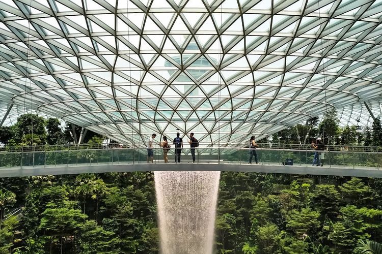 singapura, denda, Italia, thailand, peraturan unik negara, 5 Negara yang Punya Peraturan Unik, Melanggar Bisa Didenda!, Permen karet dilarang di Singapura, Sepatu hak tinggi dilarang di Yunani, Mengemudi tanpa baju di Thailand akan didenda, Dilarang memetik jamur tanpa izin di Italia , Dilarang berbelanja di kaki lima Spanyol