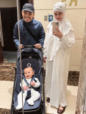 Thariq Halilintar, Aaliyah Massaid, Aaliyah Massaid dan Thariq Halilintar, inspirasi busana umroh, gamis umroh, Tetap Modis di Tanah Suci, Ini 2 Gaya Busana Aaliyah Massaid Saat Umroh