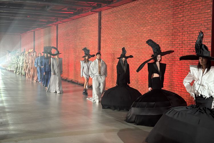 Harry Halim, Fashion designer, spring summer collection 2026, harry halim designer, koleksi terbaru harry halim, fashion harry halim, harry halim fashion show, Eksplorasi 2 Babak di Koleksi 11/11, Monokrom Tegas ke Pastel Lembut