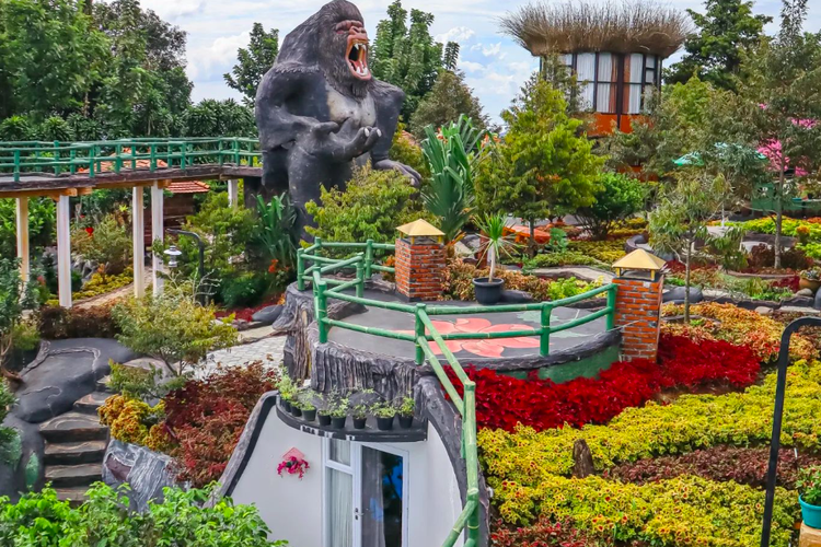 alam, keluarga, 7 Tempat Wisata di Bogor: Piknik di Kebun Raya, Trekking Curug hingga Camping, 1. Kebun Raya Bogor, 2. Taman Budaya Sentul City, 3. The Farm Pancawati Bogor, 4. Taman Wisata Matahari, 5. Curug Cilember, 6. Kebun Raya Cibodas, 7. Curug Seribu