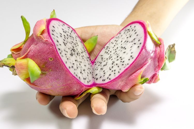 cara simpan buah naga, tips menyimpan buah di kulkas, cara simpan buah naga di kulkas, cara simpan buah naga agar tahan lama, simpan buah potong, 3 Cara Simpan Buah Naga Potong agar Segar Berbulan-bulan di Kulkas