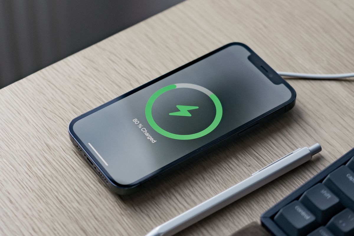 baterai hp, Battery Health, Cas HP yang benar, cas HP sampai 80 persen, Berapa persen yang bagus untuk ngecas HP, Cas HP sebaiknya sampai berapa persen, masa pakai baterai, cas HP sampai 100 persen, Berapa Persen Cas HP Sebaiknya Dilakukan? Begini Penjelasannya