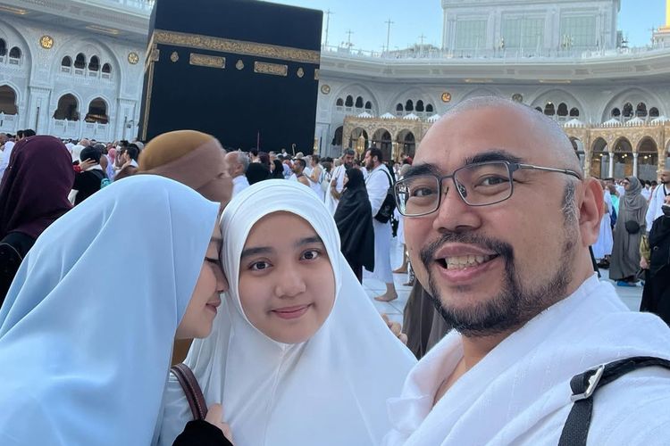 Muliandy Nasution, Muliandy Nasution Suami Desainer Ayu Dyah Meninggal, Ini 7 Potret Kenangan Saat Umrah Bersama, 1. Meninggal dalam kecelakaan di Bangka Barat, 2. Baru saja umrah bersama keluarga, 3. Umrah sebagai kado ulang tahun anak, 4. Sosok suami yang sabar dan ceria, 5. Momen dzikir bersama di depan Ka'bah, 6. Dukungan dari sahabat dan netizen, 7. Dimakamkan di Al-Azhar Memorial Garden