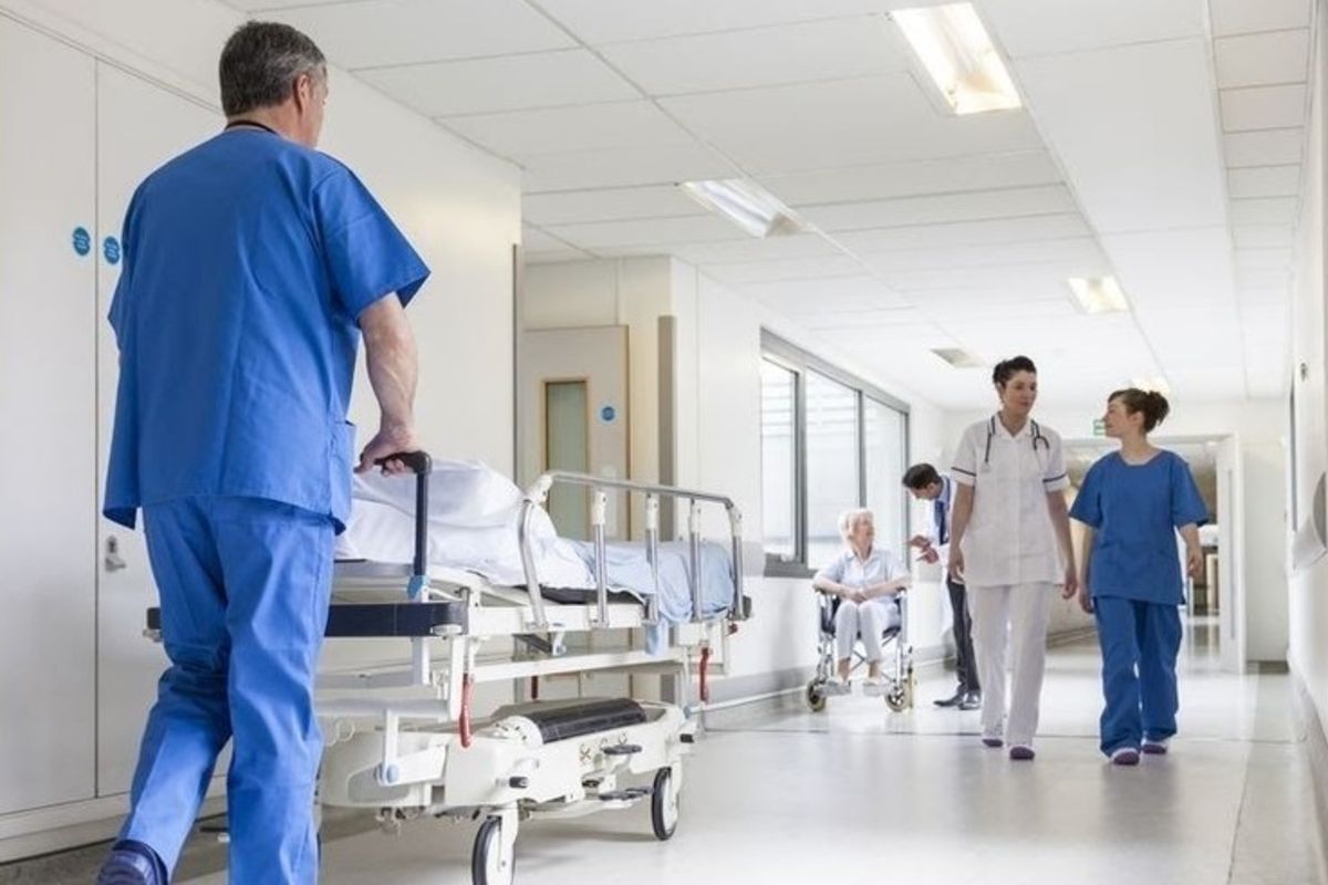 berobat ke luar negeri, dokter di Indonesia, 4 Alasan Masyarakat Indonesia Tak Perlu Berobat ke Luar Negeri Lagi, 1. Kualitas dokter Indonesia tidak kalah, 2. Teknologi medis di Indonesia makin setara, 3. Layanan medis lebih komunikatif dan kolaboratif, 4. Mengutamakan kenyamanan pasien