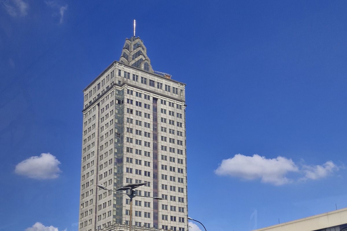 Menara, Saidah, gedung, Arsitektur, Menara Saidah, arsitektur, Gedung, menara, saidah, Menara Saidah, Kisah Megahnya Gedung Romawi di Jakarta yang Kini Terbengkalai, Kemegahan Arsitektur Romawi di Tengah Jakarta, Dari Gracindo ke Saidah: Nama yang Menyimpan Jejak Keluarga, 2007: Awal Keruntuhan Menara yang Pernah Jaya, Bayang-bayang Kasus Hukum di Balik Nama Saidah, Monumen Kosong yang Penuh Cerita