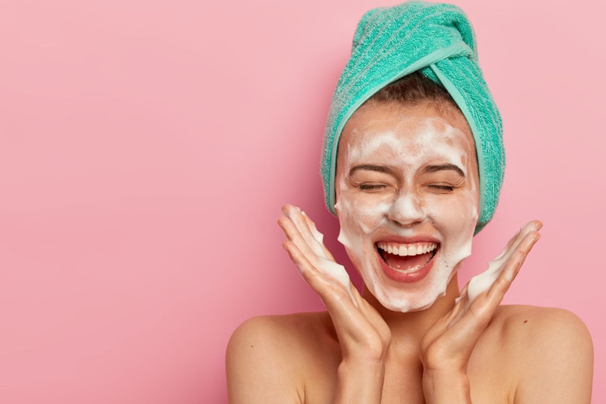 Jangan Asal, Ini Frekuensi Cuci Muka Tepat Sesuai Jenis Kulit, Frekuensi tergantung kondisi kulit, Cuci muka setelah berolahraga, apakah wajib?, Jangan cuma pakai air, Berapa lama durasinya?, Bahaya terlalu sering cuci muka