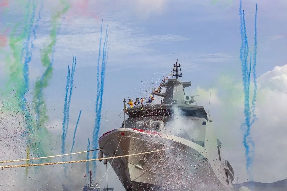 TNI AL, kapal perang indonesia, kri bung hatta, kri bung hatta 370, kapal angkut nikel ilegal, KRI Bung Hatta Tangkap 2 Kapal Pengangkut Nikel Ilegal di Laut Konawe Utara