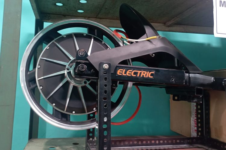 motor listrik, ban belakang motor, ban motor listrik, Hati-hati, Ban Belakang Motor Listrik Hub Tak Bisa Asal Bongkar