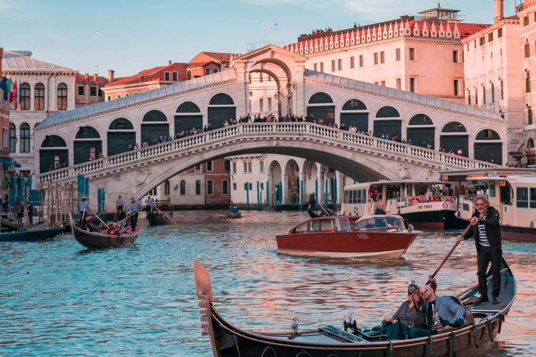 daya tarik romantis Venesia, wisata venesia italia, daya tarik wisata venesia, daya tarik romantis venesia, kanal di venesia, jembatan kanal venesia, Venesia Jadi Lokasi Pernikahan Jeff Bezos, Apa Saja Daya Tarik Romantisnya?