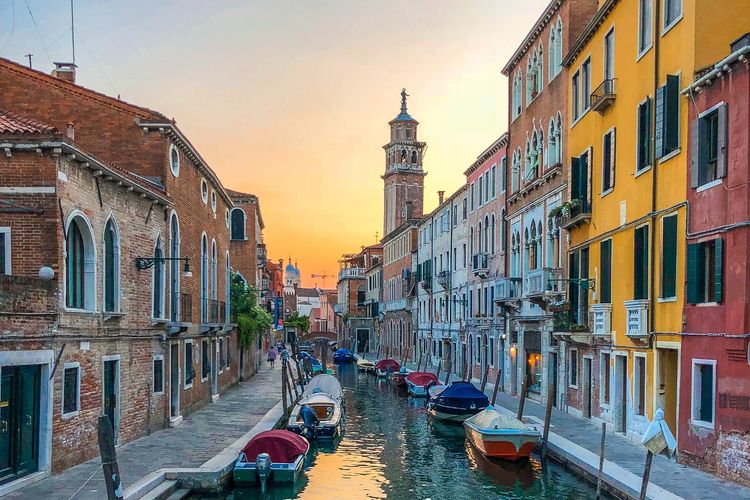 daya tarik romantis Venesia, wisata venesia italia, daya tarik wisata venesia, daya tarik romantis venesia, kanal di venesia, jembatan kanal venesia, Venesia Jadi Lokasi Pernikahan Jeff Bezos, Apa Saja Daya Tarik Romantisnya?
