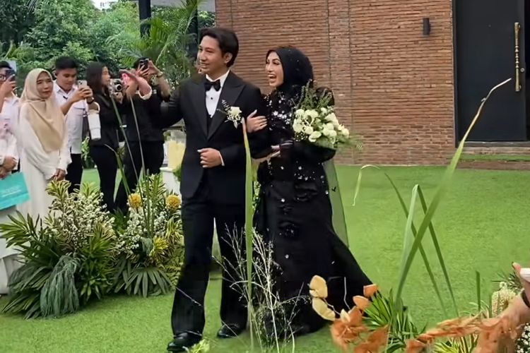Feby Putri, resepsi feby putri, feby putri menikah di tangerang, feby putri dan adam febrian, resepsi feby putri dan adam febrian, calathea wedding venue, wedding nuansa monokrom, 9 Style Resepsi Feby Putri dan Adam Febrian di Tangerang, Nuansa Monokrom, 1. Makeup fresh look oleh Ikawati Fitria, 2. Hijab hitam simpel dan anggun, 3. Gaun hitam rancangan Anarav Label, 4. Detail floral 3D dan kristal berkilau, 5. Veil tipis berhias detail daun, 6. Alas kaki boots, 7. Tuxedo klasik Adam Febrian, 8. Detail boutonniere putih, 9. Kontras dengan dress code tamu
