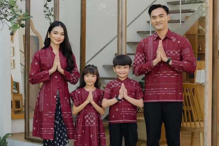 5 Rekomendasi Baju Lebaran Couple 2026 yang Elegan dan Serasi, 1. Assojar - Lekat Raya Series, 2. Ethica - Royal Riverside Sarimbit, 3. Kakha - Sarimbit Cendana, 4. Wearing Klamby - Bingah Series, 5. Heaven Lights - Henna Series