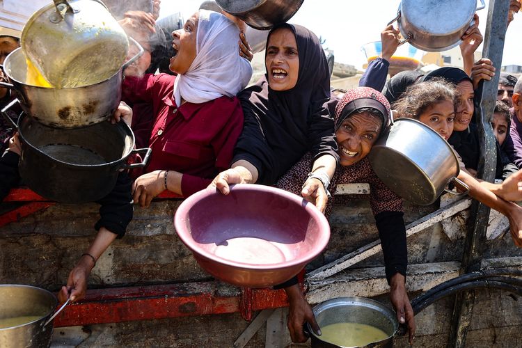 pelari, Gaza, pelari indonesia, bantuan untuk Gaza, Donasi untuk Gaza, Kisah Suami-Istri Berlari dari Jakarta ke Bali, Hasilkan Donasi Ratusan Juta untuk Gaza, Awal Misi: Dari Ide Ankit hingga Tekad Patricia, Perjalanan Hendra di Dunia Lari Amal, Tantangan di Jalan Raya, Solidaritas Pelari Lokal yang Menguatkan Langkah, Pendanaan dan Target Donasi, Gaza di Tengah Krisis Pangan, Lari yang Membawa Harapan