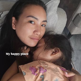 Rahayu Saraswati, Rahayu Saraswati mundur dari DPR, rahayu saraswati dan anak, 9 Potret Kebersamaan Rahayu Saraswati dengan 3 Buah Hati, Hangat dan Penuh Cerita, 1. Mirror selfie usai dari gereja, 2. Wira tampil percaya diri di panggung, 3. Perayaan ulang tahun Janissa, 4. Wira jalani sunat, 5. Doa untuk sang pejuang kecil, 6. Kebanggaan untuk Narendra, 7. Peluk hangat dengan bungsu, 8. Liburan ke Disneyland, 9. Anak ikut rapat