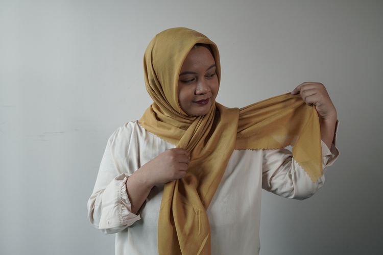 tutorial hijab segi empat, Idul Adha, Idul Adha 2025, Tutorial hijab segi empat, idul adha, idul adha 2025, tutorial hijab idul adha, tutorial hijab simpel, tutorial pakai hijab simple, tutorial hijab untuk wajah bulat dan tembem, tutorial hijab muka bulat, tutorial hijab wajah bulat, Cukup 1 Peniti, Ini Tutorial Hijab Segi Empat untuk Idul Adha 2025