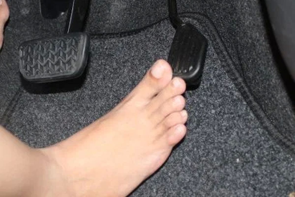 mengemudi tanpa alas kaki, Bahaya Mengemudi Tanpa Alas Kaki: Kenapa Harus Pakai Sepatu?