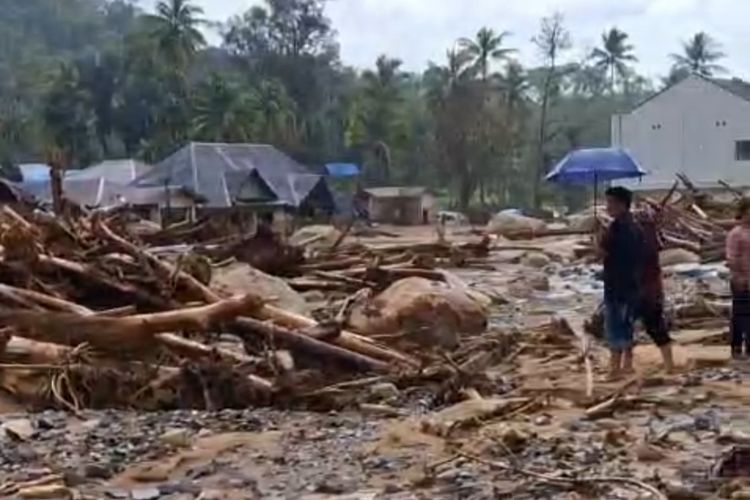 Tapanuli Tengah, Bertahan 8 Jam di Atas Kulkas, Juwita Selamat dari Banjir Bandang di Tapanuli Tengah, Delapan Jam Berdiri di Atas Kulkas, Gereja Menjadi Penahan Banjir, Berenang Menyelamatkan Diri, Bertahan di Rumah Rusak, Enggan Mengungsi, Hidup dalam Trauma dan Gelap Gulita, Kondisi Memprihatinkan di Posko Pengungsian