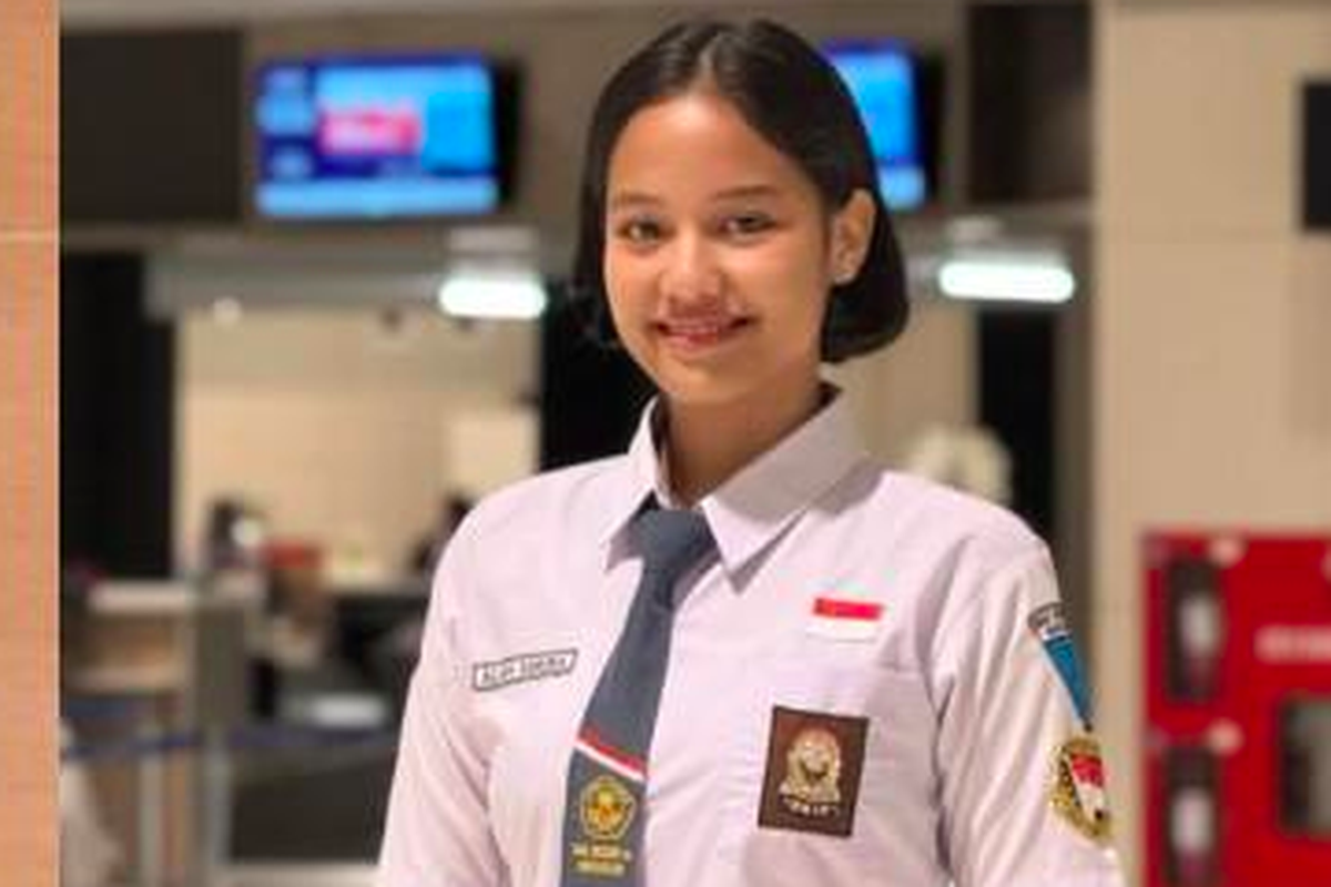 Makassar, penurunan bendera HUT RI, Paskibraka 2025, penurunan bendera, aliah sakira, Aliah Sakira, Siswi SMAN 14 Makassar yang Jadi Pembawa Baki Penurunan Bendera di Istana Merdeka