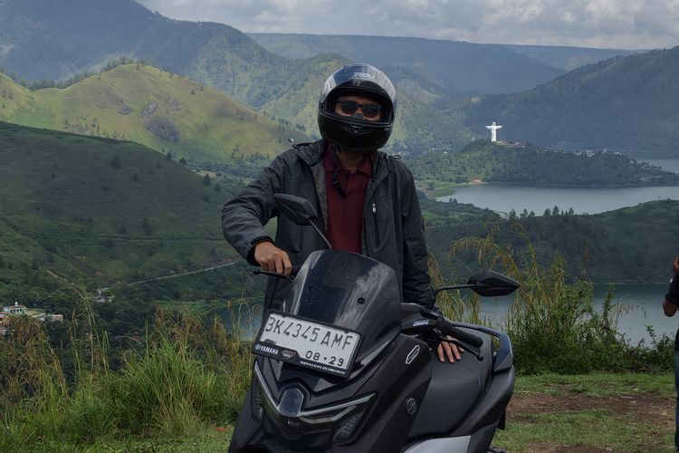 Yamaha, Bukit Holbung, Bukit Sibea-bea, Menaklukkan Bukit Holbung, Buktikan Fitur NMAX Turbo di Samosir, Tenaga Instan dan Kendali di Medan Licin,  Perjalanan MAXI Tour Boemi Nusantara naik Yamaha NMAX TurboKeamanan di Turunan Curam, Mesin Responsif dan Spesifikasi Mumpuni, Menutup Hari di Kampung Ulos