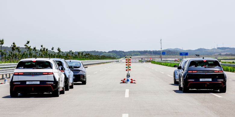 kampas kopling, kebocoran oli, sistem pendinginan, bau hangus mobil, Mobil Mengeluarkan Bau Hangus Saat Gaspol, Ini Penyebabnya, Bau Hangus Akibat Kampas Kopling , Komponen Lain yang Menyebabkan Bau Hangus, Kebocoran Oli dan Penyebab Lain, Penanganan Bau Hangus pada Mobil