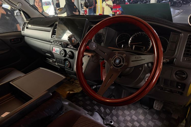 HiAce, modifikasi, Tampil Ceria, Toyota HiAce Bekas Kurir Disulap Jadi Mobil Pac-Man