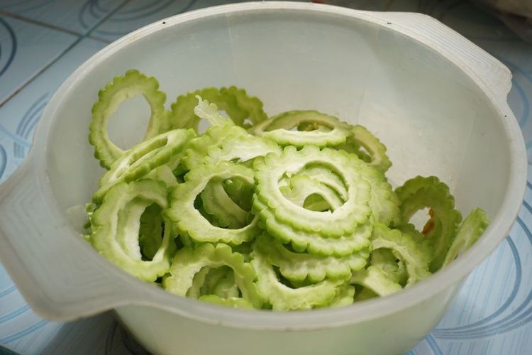 resep tumis pare, memasak pare agar tidak pahit, garam untuk pare pahit, pare hijau, Cara Memasak Pare Agar Tidak Pahit dan Tetap Hijau, Gunakan Bahan Ini!