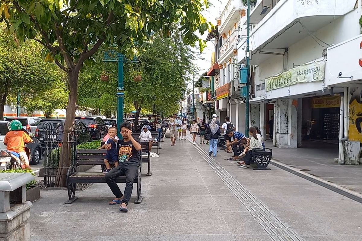 Wisata Yogyakarta, Wisata Jogja, wisata malioboro, malioboro bau pesing, bau pesing malioboro, penyebab malioboro bau pesing, Malioboro Disebut Bau Pesing, Pemkot Yogyakarta Semprotkan Air Parfum