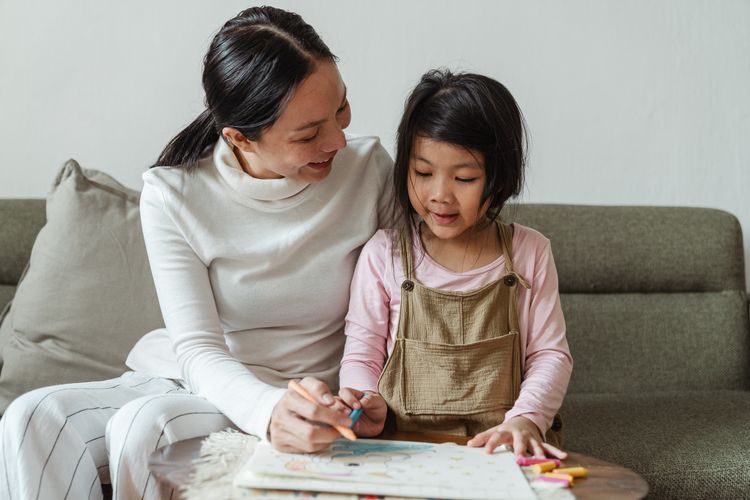 stres, cara mengatasi stres, stres pada anak, tips parenting, tips parenting anak, cara mengatasi stres pada anak, cara orangtua atasi stres anak, bagaimana cara mengatasi stres pada anak, 8 Cara Membantu Anak Mengatasi Stres Menurut Ahli, Sudah Coba?, 1. Tetap tenang dan akui perasaan anak, 2. Jaga rutinitas harian, 3. Beri waktu untuk istirahat, 4. Rencanakan dan siapkan anak menghadapi perubahan, 5. Batasi paparan televisi dan internet, 6. Beri kasih sayang lebih, 7. Kurangi sumber stres, 8. Ajarkan anak mengelola stres