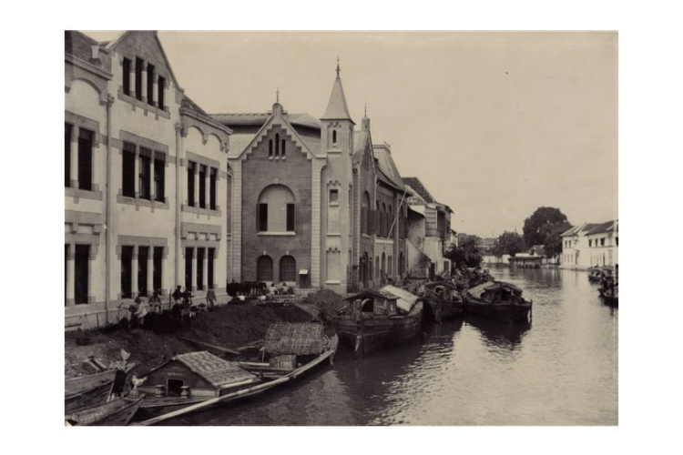 Surabaya, sejarah gedung grahadi surabaya, Grahadi Surabaya, Grahadi, sejarah gedung grahadi, Melihat Gedung Grahadi di Masa Lalu, Rumah Kebun Pejabat Belanda di Tepi Kalimas, Dibangun Sejak 1795 dengan Biaya 14.000 Ringgit, Saksi Pertemuan Soekarno dan Jenderal Hawtorn, Istana Kecil bagi Para Presiden RI, Arsitektur Tuinhuis dan Oud Hollandstijl, Dari Pinggiran Kota Jadi Pusat Pemerintahan