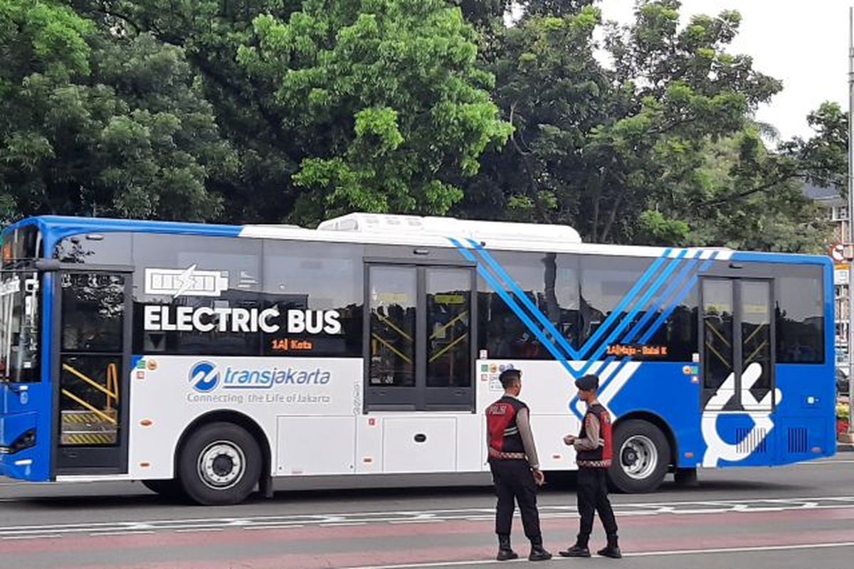 Senayan, bandara soekarno hatta, Operasional Transjakarta, Gedung DPR terbakar, halte transjakarta dibakar, jadwal transjakarta, layanan transjakarta, demo dpr ri, berita demo, affan kurniawan, demo 30 agustus 2025, Update TransJakarta: Layanan Masih Ditutup Setelah 7 Halte Dibakar, Layanan TransJakarta dihentikan sementara, Tujuh halte dibakar massa, Latar belakang kericuhan, Menunggu pemulihan layanan