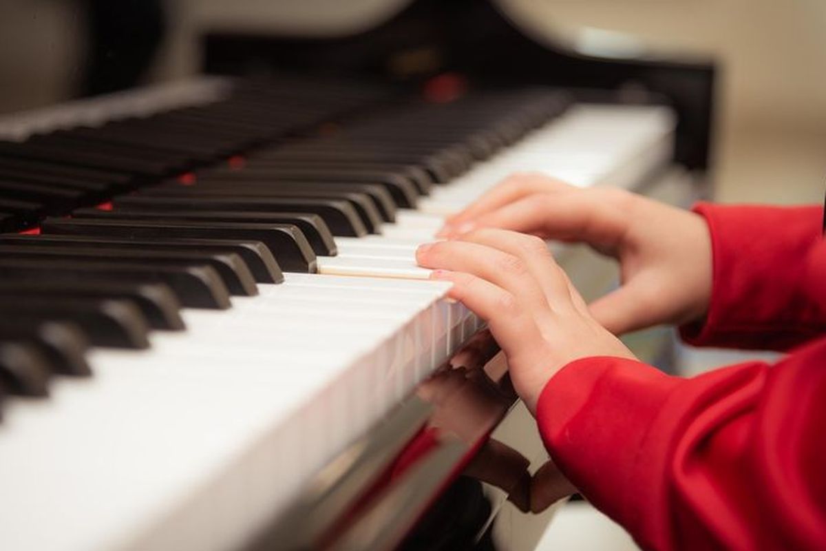 MUSIK, musik, piano, Nada yang Menenangkan: Pendidikan Musik bagi Anak dengan Tantangan Emosional