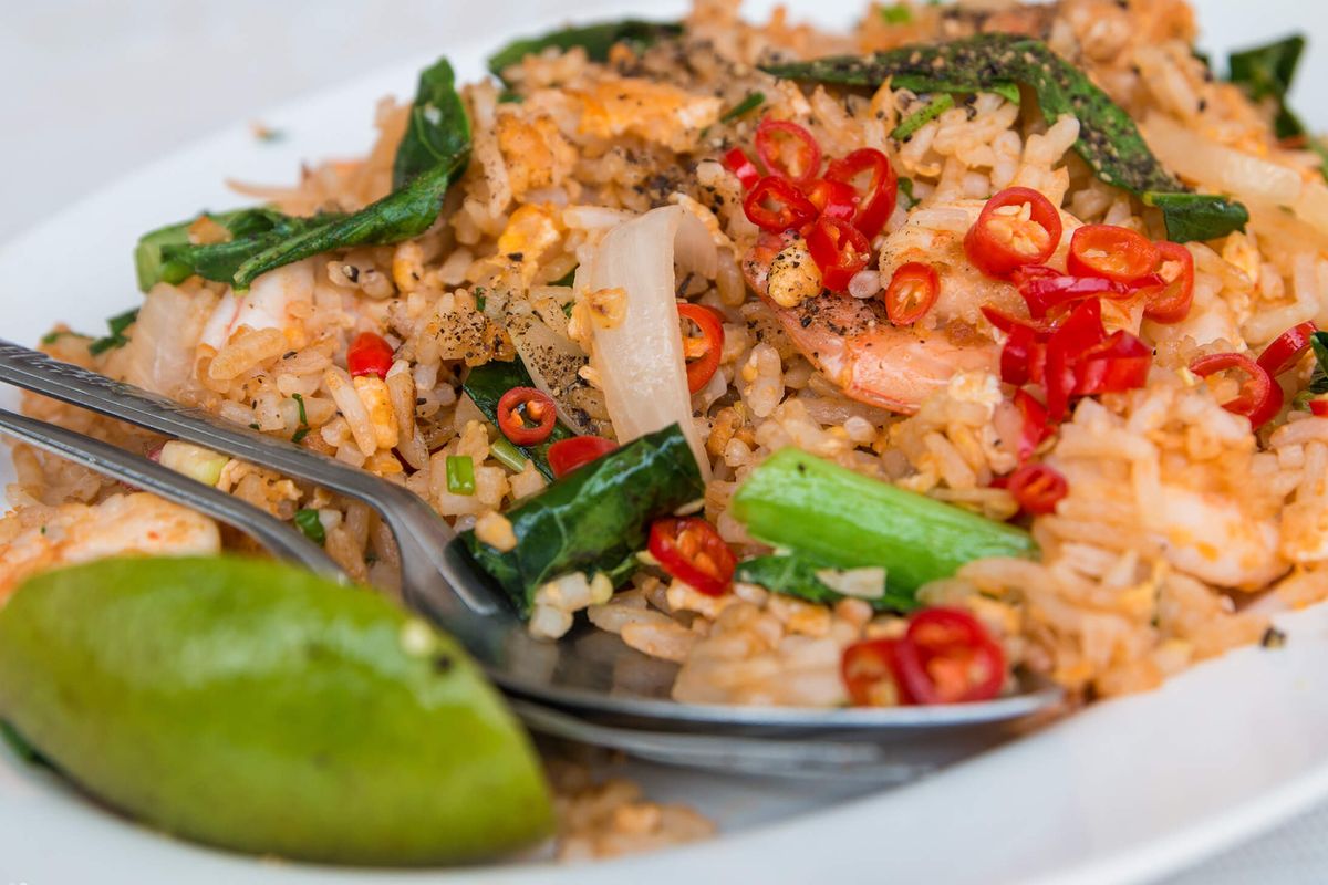 Nasi goreng, resep, Resep Nasi Goreng Ayam Thailand, Gurih, Wangi, dan Simple Buatnya, Bahan Utama:, Bahan Saus Rahasia Khas Thailand:, Langkah 1: Menumis Aromatik dan Ayam, Langkah 2: Memasak Telur Orak-Arik, Langkah 3: Menggoreng Nasi dan Bumbu