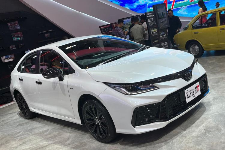Toyota Corolla Altis HEV, GR Sport, GIIAS 2025, sedan ramah lingkungan, Corolla Altis HEV GR Sport: Kombinasi Sporty dan Ramah Lingkungan, Toyota Corolla Altis HEV GR Sport: Sedan Sporty Ramah Lingkungan di GIIAS 2025, Performa Mesin yang Mengesankan, Dimensi Ideal untuk Kenyamanan, Penyempurnaan Visual dan Teknis pada Varian GR Sport, Interior Balap yang Mewah, Pilihan Warna Menarik untuk Konsumen, Keamanan yang Terdepan dengan Toyota Safety Sense, Harga yang Kompetitif di Pasar