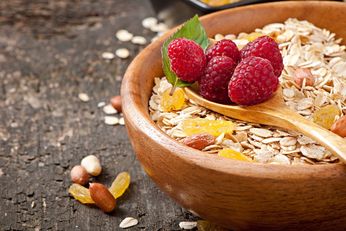 oatmeal untuk diet, makanan untuk diet, kandungan oatmeal, nutrisi dalam oatmeal, bahan alami untuk diet, Mengapa Oatmeal Baik untuk Diet?, 1. Tinggi serat larut beta-glukan, 2. Mengatur gula darah dan meningkatkan respon insulin, 3. Rendah kalori namun tinggi nutrisi, 4. Tips konsumsi oatmeal untuk diet