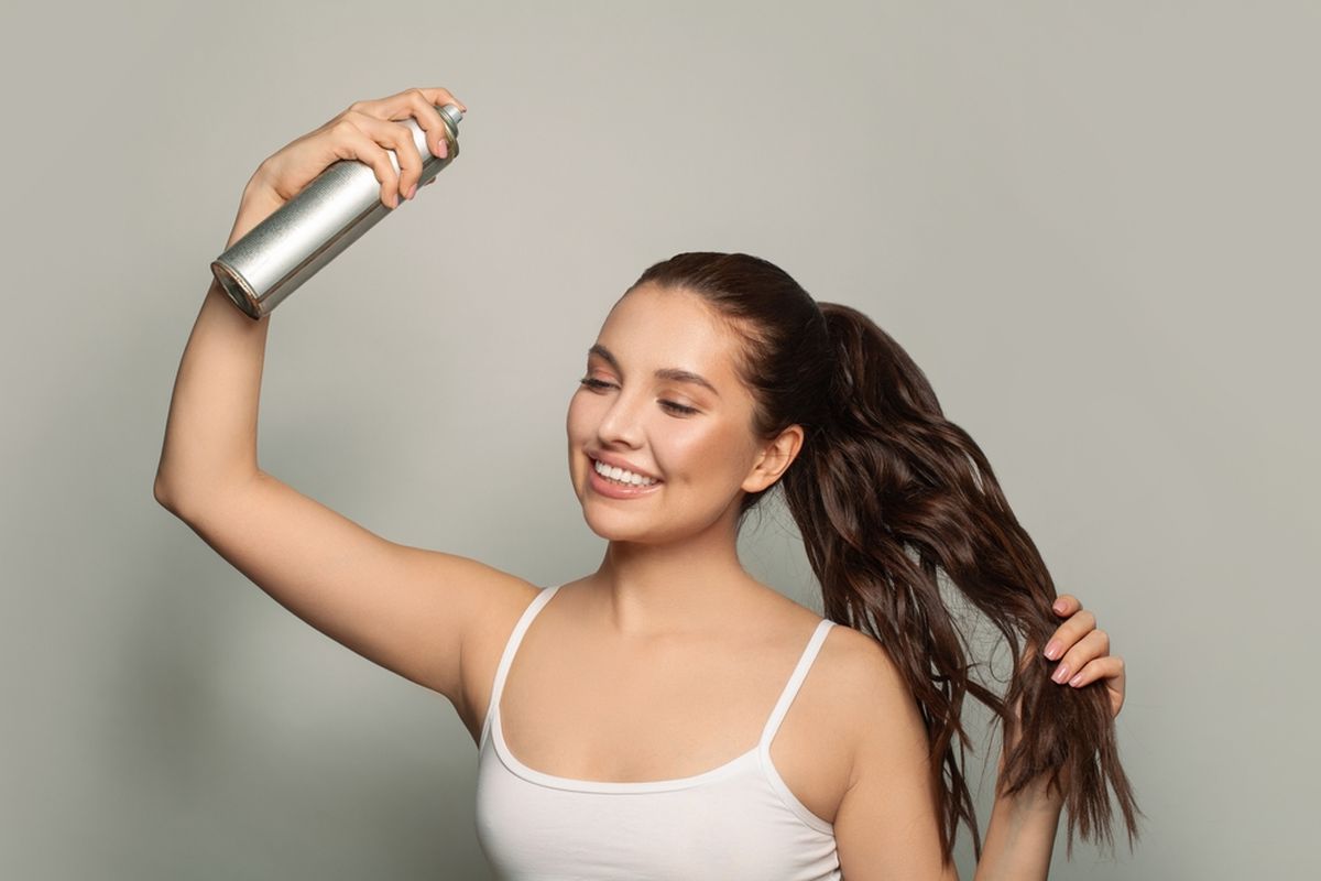 hairspray, Hairspray, tips pakai hairspray, cara pakai hairspray yang benar, Cara Pakai Hairspray yang Benar agar Tatanan Rambut Bertahan Lama, 1. Pilih jenis hairspray yang tepat, 2. Perhatikan semprotannya, 3. Beri jarak saat menyemprot, 4. Selaraskan dengan aktivitas