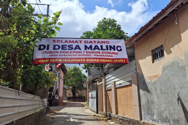 Jawa Timur, Pamekasan, Madura, Desa maling di Pamekasan, Viral Spanduk 