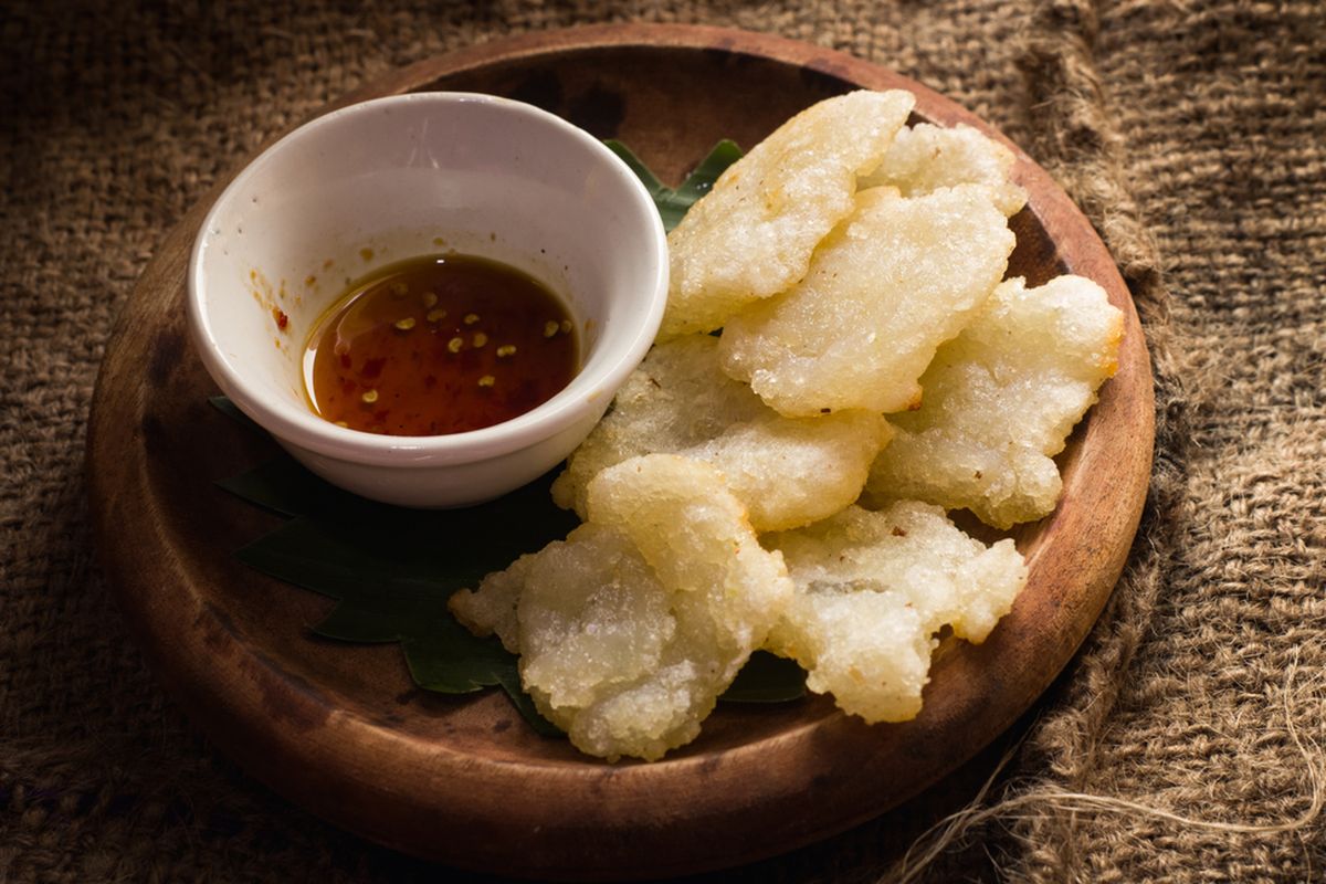 cara membuat cireng, cara membuat cireng crispy sederhana, cara membuat cireng kopong anti gagal, cara membuat cireng kopong dan renyah, cara menyimpan cireng tetap renyah, 3 Cara Membuat Cireng Kopong dan Renyah, Lengkap dengan Tips Simpannya, Cara bikin cireng enak ala chef profesional, 2. Tambah santan dalam adonan cireng, 3. Tekan adonan cireng saat digoreng agar kopong, Cara menyimpan cireng