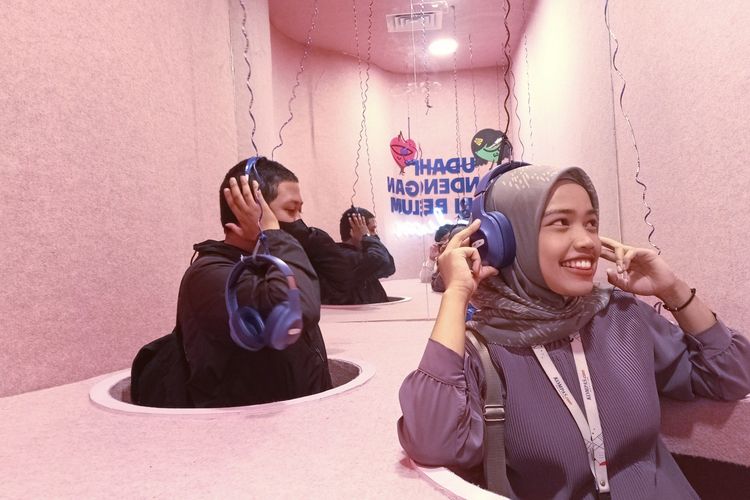 manfaat musik, manfaat bernyanyi, bernyanyi di kamar mandi, mendengar musik, Ingin Lebih Semangat Kerja? Bernyanyilah Saat Mandi Pagi